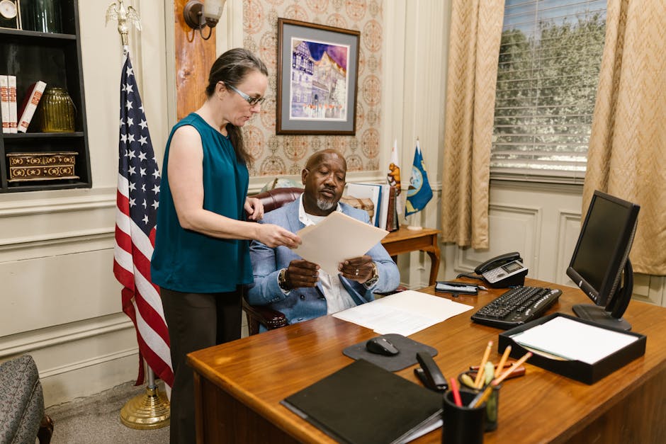 Odvjetnik i klijent razgovaraju o pravnim dokumentima